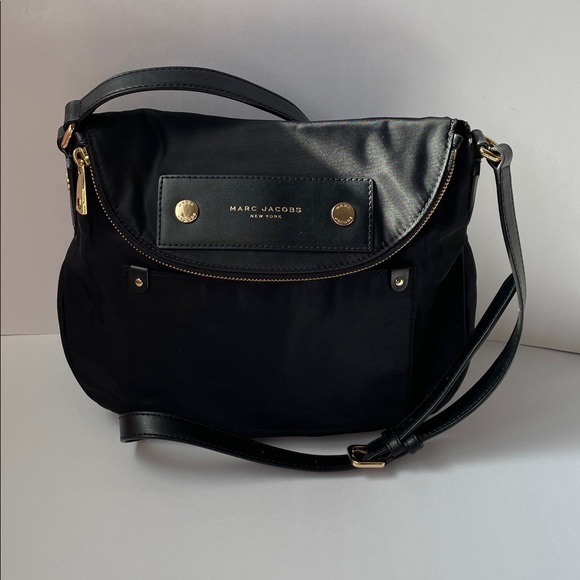 Marc Jacobs Handbags - Marc Jacobs Elegant Preppy Black Nylon Crossbody Messenger Bag.